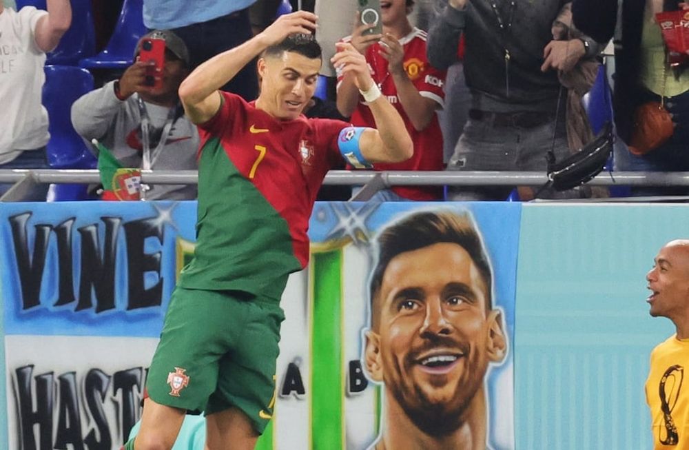Cristiano festeja su gol ante la atenta mirada de Leo Messi. / EFE