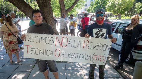 Los Andes | Productores rurales y trabajadores de distintos departamentos protestaron frente a casa de Gobierno en contra de la RTO. Foto: Ignacio Blanco / Los Andes