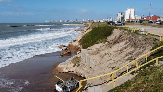 Un automóvil cayó desde un barranco de casi 10 metros de altura en una costa de Mar del Plata, luego de que el conductor perdiera el control del mismo. Foto: El Litoral