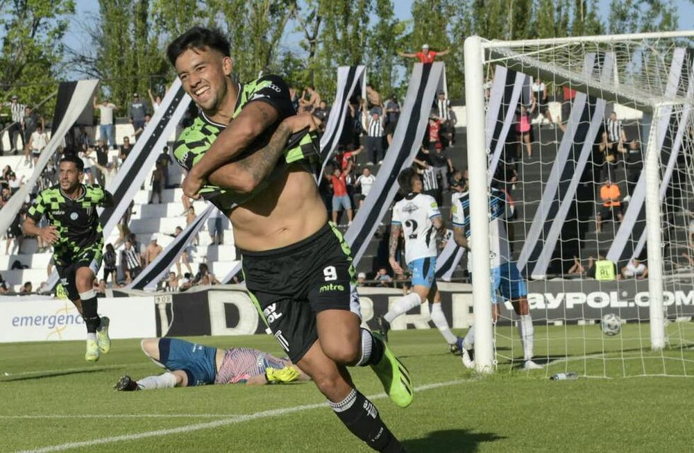 Herrera festeja el tercer gol de Gimnasia ante Almagro / Orlando Pelichotti.