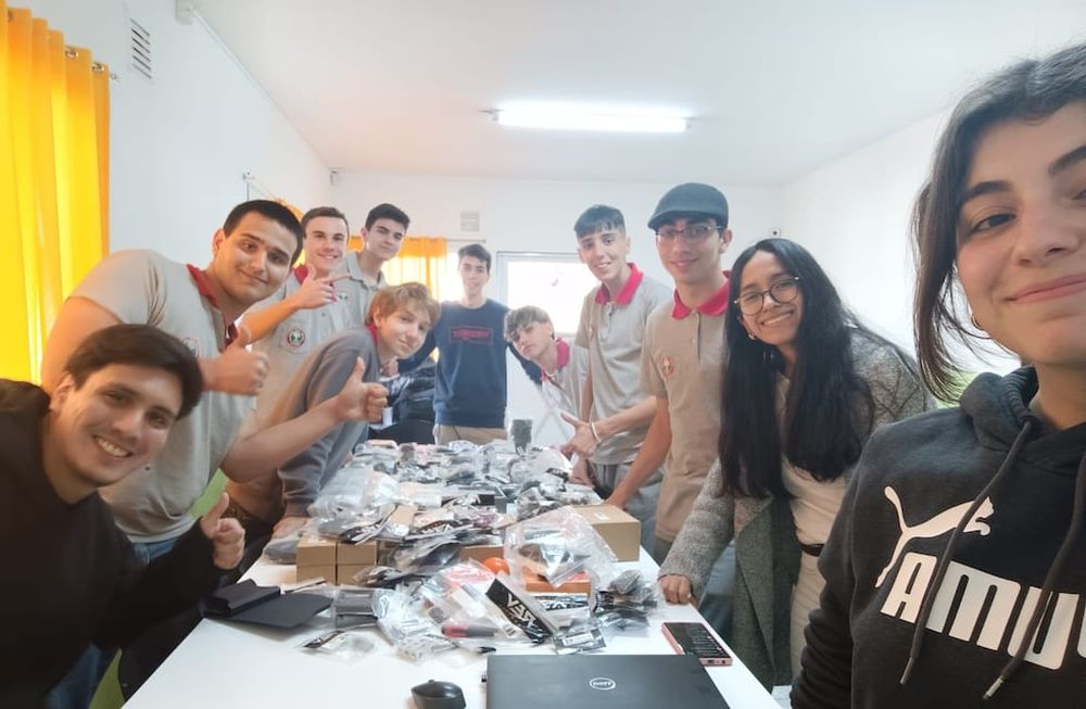 Alumnos de la escuela Edison fueron seleccionados para el Mundial de Robótica en Singapur.