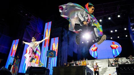 Los Caligaris en estado festival: potencia escénica, humor y música sin respiro durante más de una hora y media.