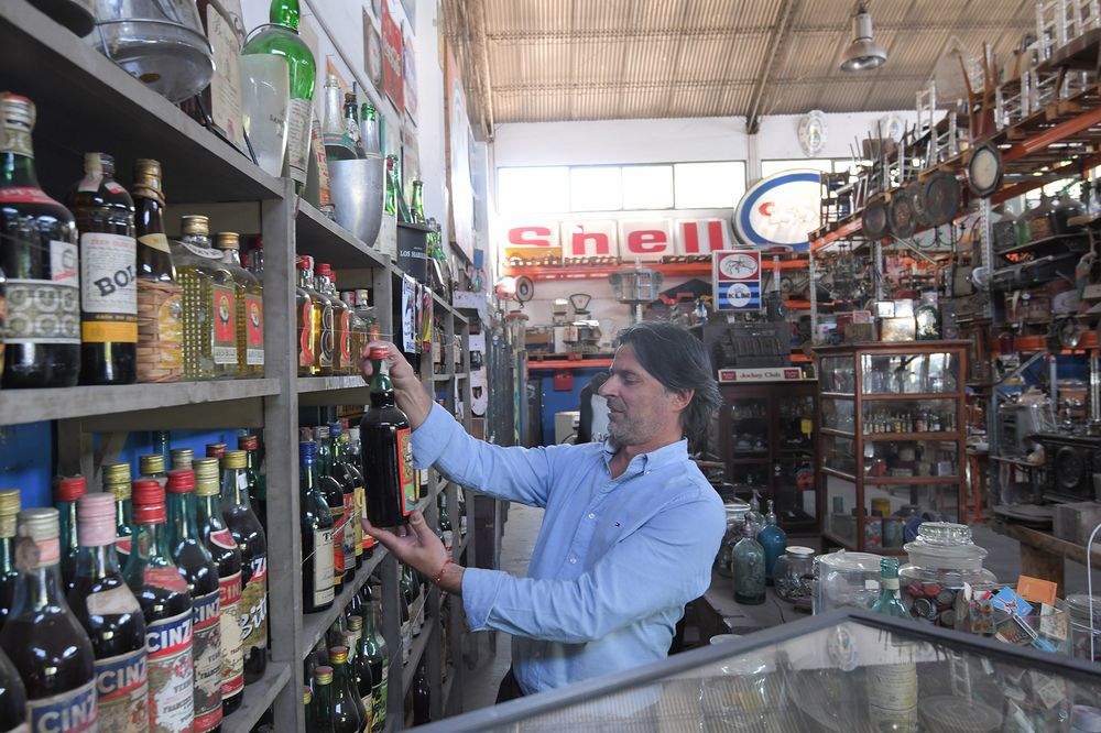 Hernan Lahun del Museo de Antigüedades ubicado en el carril Rodríguez Peña de Godoy Cruz que tiene más de 10 mil objetos antiguos de todo tipo. 
