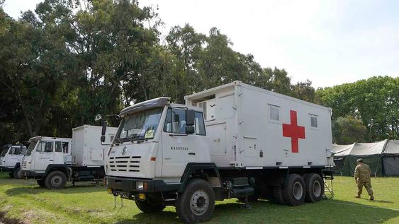 En el Parque General San Martín se instala un hospital de campaña y el jueves pondrán en funcionamiento una potabilizadora que entregará agua envasada en sachets.