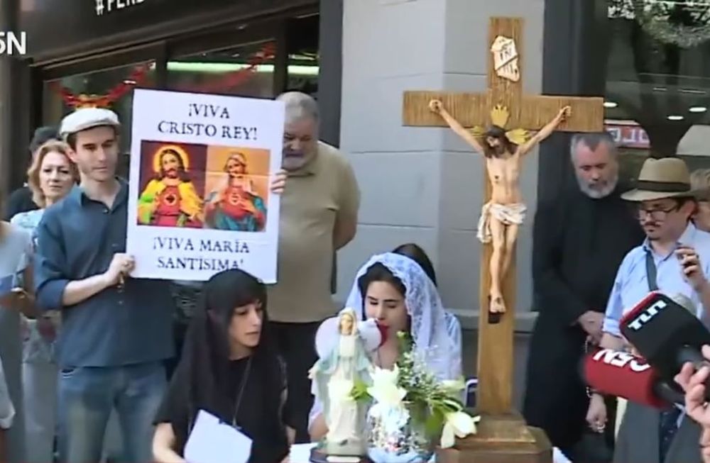Contundente protesta de católicos frente al estudio de “Olga” por el polémico pesebre viviente.