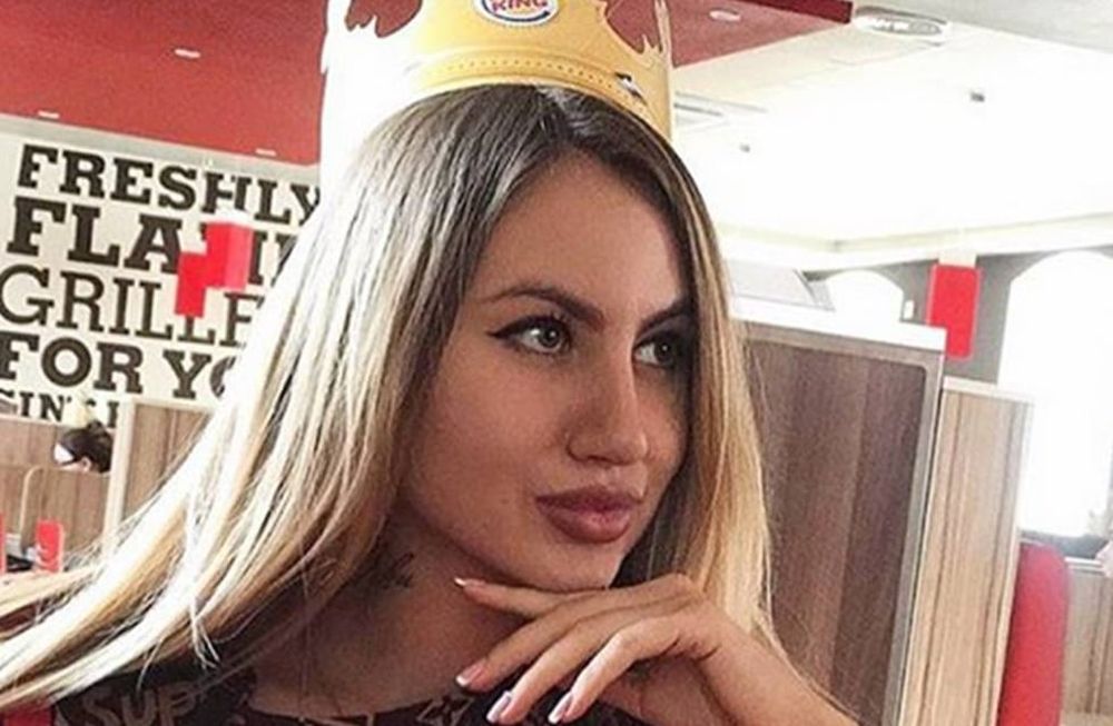 Si te embarazás de un fubtolista hamburgesas gratis: Burger King sale a pedir perdón