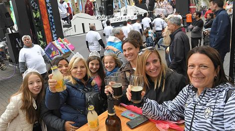 Los Andes | Las mesas de restaurantes y bares que dan a las calles por donde pasan la Vía Blanca y el Carrusel se llenan en esos eventos. Foto: Archivo / Los Andes