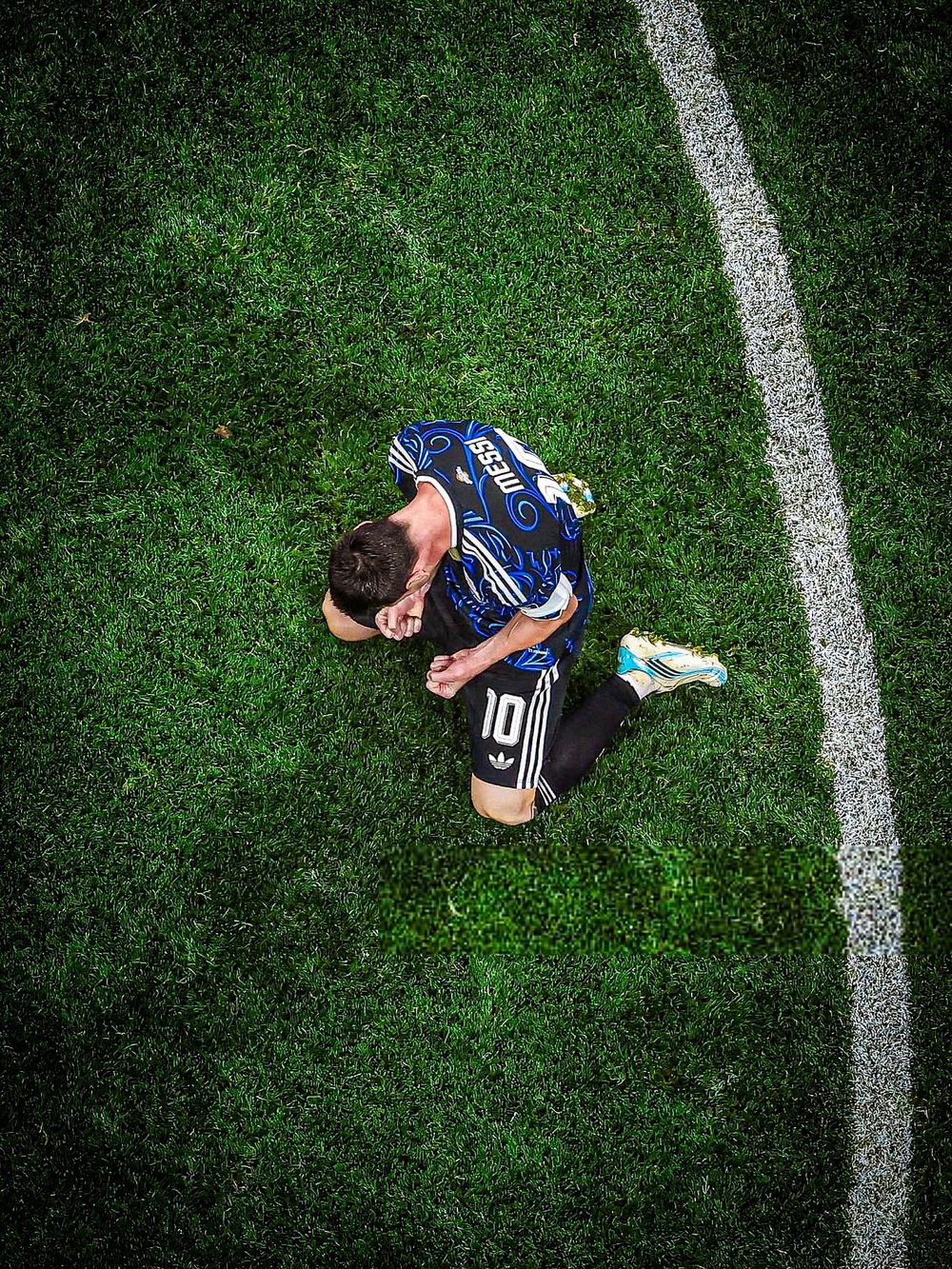 FESTEJO HIST&Oacute;RICO. Lionel Messi se arrodill&oacute; y se emocion&oacute; cuando el &aacute;rbitro pit&oacute; el final del partido. TRIUNFO HIST&Oacute;RICO.&nbsp;