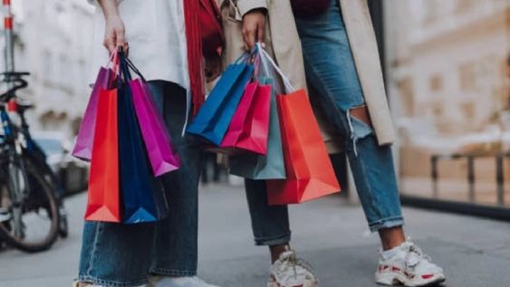 Compras en Chile. Desde la FEM entienden que las actividades comerciales irregulares generan competencia desleal con quienes realizan actividades lícitas y pagan sus impuestos.