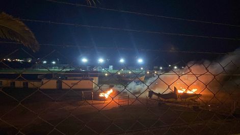 Cinco autos de jugadores y del cuerpo técnico de Aldosivi fueron incendiados por barras del Tiburón.