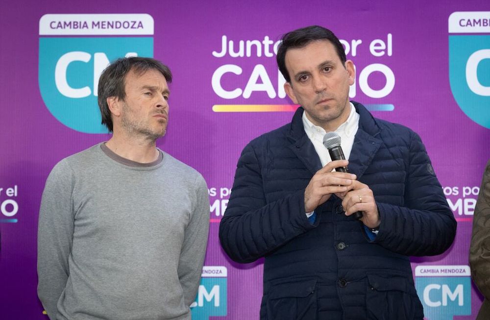 Bunker Cambia Mendoza El Frente Cambia Mendoza (CM) recibió este domingo un duro resultado negativo en lo que fue la elección presidencial a nivel provincial. La novedad y gran sorpresa fue Javier Milei, precandidato a presidente por La Libertad Avanza, quien ganó en Mendoza y generó dudas y una fuerte autocríticatanto en el radicalismo como en el peronismo.   Foto: Ignacio Blanco / Los Andes