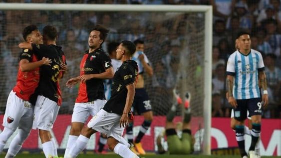 Colón revirtió el resultado y le ganó a Racing por 2-1 en Avellaneda.