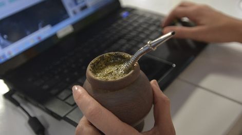 Los Andes | Muchas verdades se han contado y se cuentan en la ronda del mate. También es una invitación placentera: “venite a casa a tomar unos mates y charlamos”. / Foto: Imagen ilustrativa - Orlando Pelichotti / Los Andes