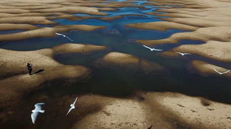 Lecho expuesto del río Paraná Viejo, un afluente del río Paraná durante una sequía en Rosario, Argentina. (AP)