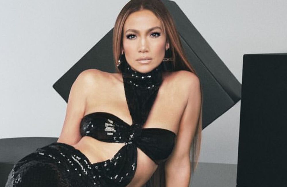 Jennifer López brilló con un vestido que mostró sus piernas. / Instagram