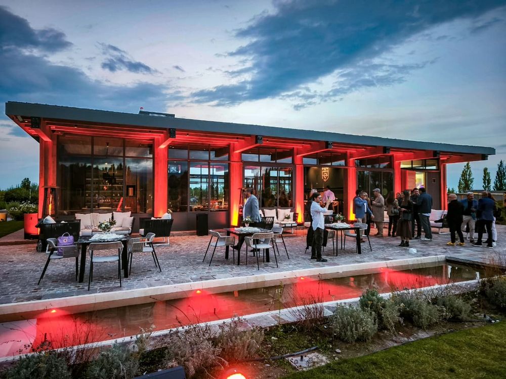 El frente de Coraje, donde arquitectura, paisaje y concepto se integran para dar forma a una propuesta que ya comienza a marcar presencia en Las Compuertas.