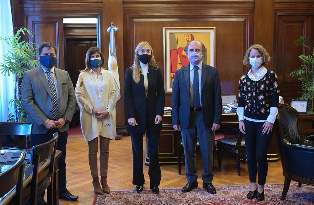 El síndico Marcelo Costa; la Gerenta General María Barrios; la senadora nacional Anabel Fernández Sagasti; el presidente de BNA, Eduardo Hecker y la directora de la entidad, Cecilia Bugna.