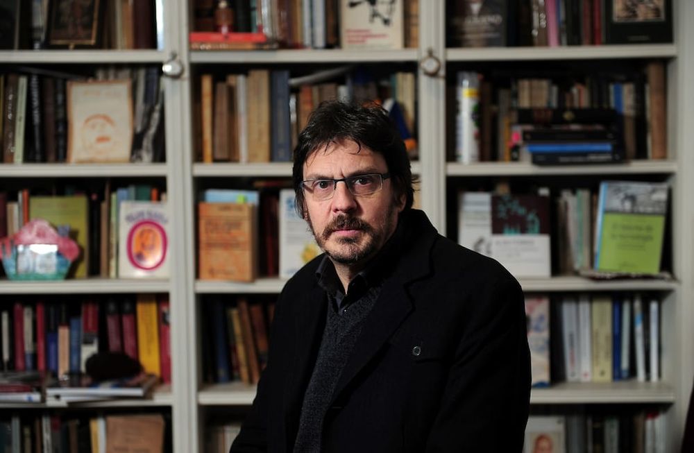 “La objetividad es imposible. Para un divulgador lo central es la honestidad”, asegura Felipe Pigna, quien por estos días está difundiendo dos libros que escribió durante la pandemia. Foto: Federico Lopez Claro.