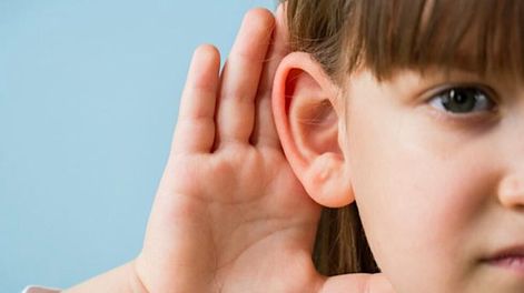 La disminución de la audición puede afectar la socialización y el aprendizaje