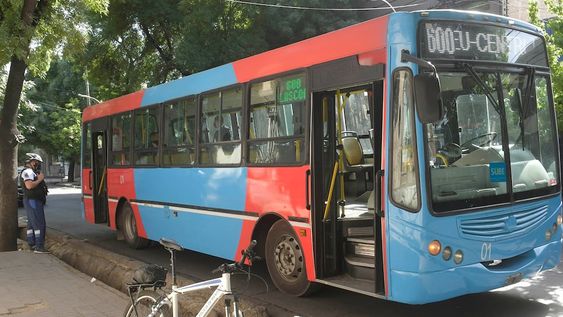 El colectivero circuló hasta la esquina de Rioja y Alem, de Ciudad, tras ser abordado por los dos sujetos en Las Heras. Foto: Orlando Pelichotti / Los Andes