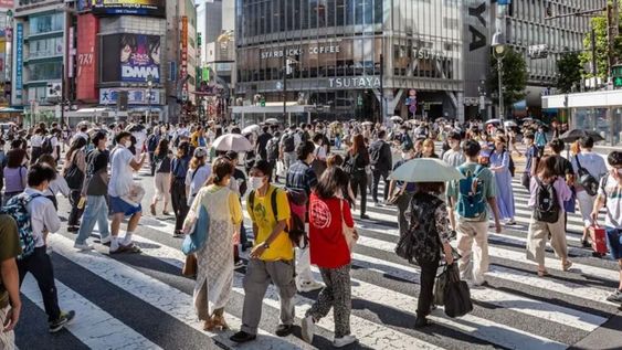 “Debemos construir una economía social que dé prioridad a la infancia para revertir la baja tasa de natalidad”, aseguró el gobernador. Foto: Yuichi Yamazaki / Getty Images.