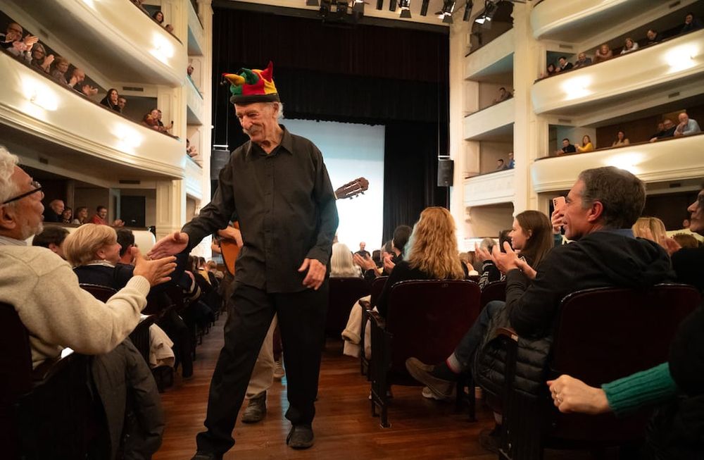 El actor, al final de su festejo por los 60 años de trayectoria, el sábado, en el teatro Independencia. / Gentileza: Ministerio de Cultura y Turismo de Mendoza