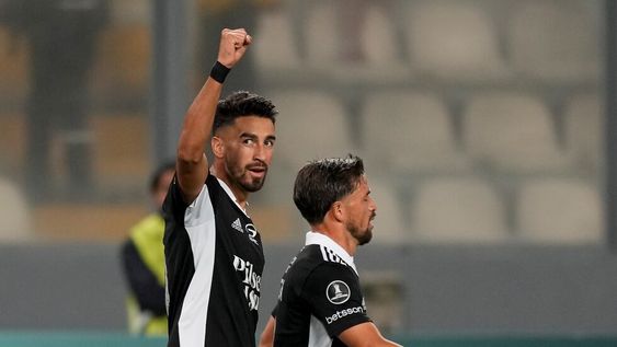 El mendocino Juan Lucero anotó el gol del Colo Colo frente a Alianza, en Perú. El Cacique ahora visitará a River, que con un empate clasificará. /AP