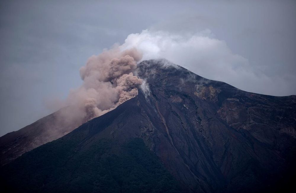 El Volcán de Fuego de Guatemala sigue con explosiones y constantes avalanchas