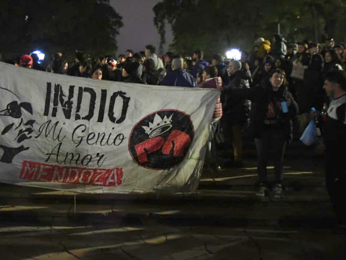 Fanáticos del Indio lo despiden en la plaza Independencia.