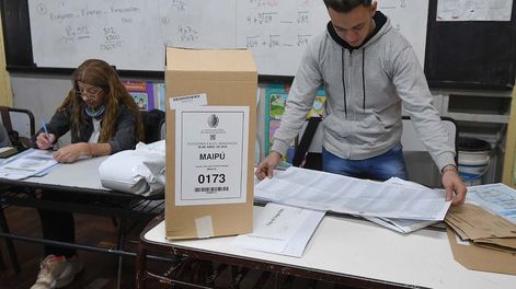 Presidente y fiscales de mesa en la escuela Justo José de urquiza del departamento de Maipú, organizan urna, boleta única y dejan todo en condiciones para que los ciudadanos de Maipú puedan ingresar a votar.Foto:José Gutierrez / Los Andes