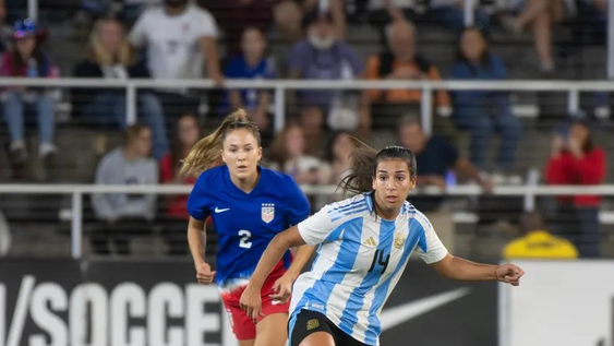 Catalina Roggerone, actualmente es defensora en el CSU Bakersfield de Estados Unidos.