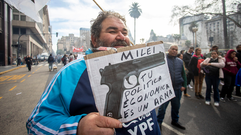 La CGT y las CTA marcharon al Ministerio de Economía y reclamaron un programa para refinanciar deudas.