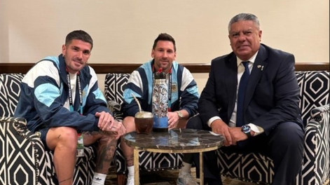 CÁBALAS DEL CAMPEÓN DEL MUNDO. Rodrigo De Paul, Lionel Messi y Chiqui Tapia en la concentración de la Selección Argentina.