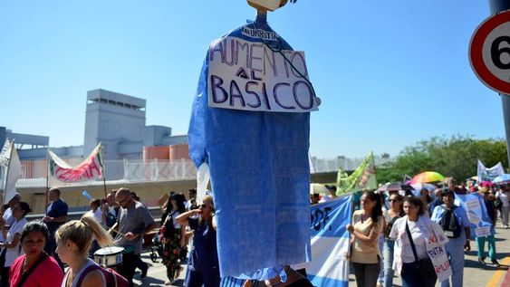 Trabajadores de la salud marchan en el centro de la ciudad de Córdoba para exigir paritarias. / Foto: José Gabriel Hernández / La Voz