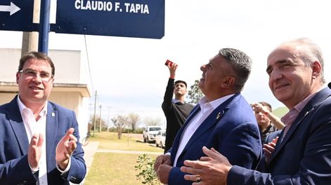 En la comuna de Sargento Cabral, se lo distinguió al Pte de AFA Claudio Chiqui Tapia y también se le puso el nombre a una de las calles. Foto Sebastián Granata