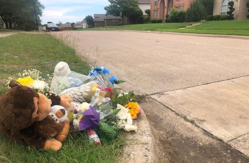 En el lugar donde encontraron el cuerpo del menor crearon un memorial improvisado con peluches, juguetes, globos, carteles y notas para despedirlo. Foto: Gentileza