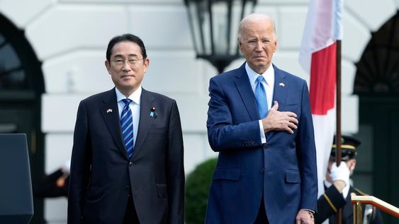 El presidente estadounidense Joe Biden con el primer ministro japonés Fumio Kishida en la Casa Blanca en Washington, el 10 de abril de 2024.  (Foto AP/Susan Walsh)