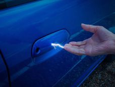 La sensación de descarga de electricidad al tocar la puerta del auto no es peligrosa y puede prevenirse fácilmente.