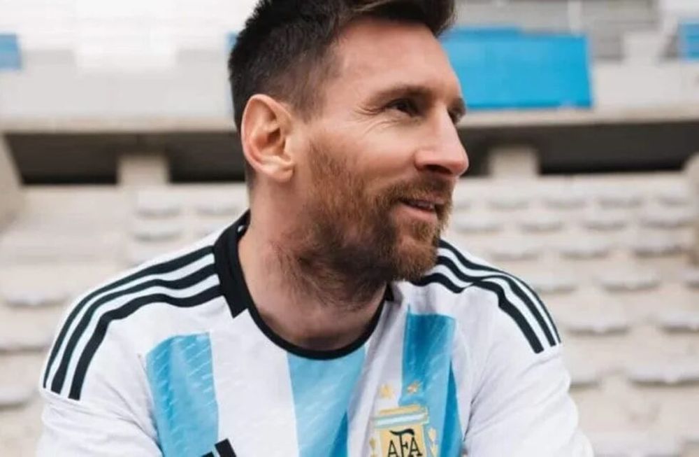 Con Lionel Messi como máxima figura, la Selección Argentina presentó el nuevo modelo de camiseta que se utilizará en Qatar 2022. Hermosa. / Gentileza.
