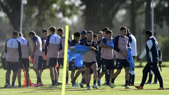 El plantel de Gimnasia y Esgrima La Plata decidió no entrenar por deudas, a días del clásico con Estudiantes de La Plata por las semifinal del Torneo Clausura.