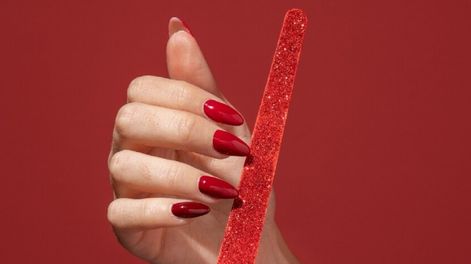 Chau a las uñas rojo y negro en otoño-invierno 2022