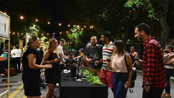 Cientos de etiquetas se ofrecen en la avenida céntrica. Puestos de comida, artesanías y shows completan la oferta. Foto: Mariana Villa / Los Andes