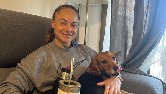 Estefanía Banini junto a su perra Tina, con quien suele compartir largos paseos por la mañana.&nbsp;