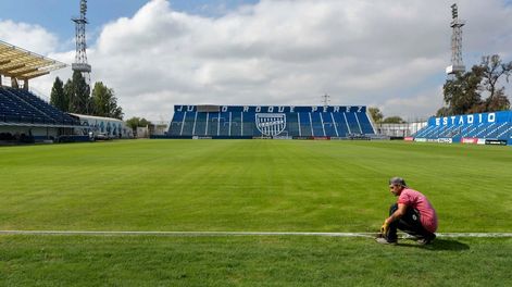 Continúan los trabajos de restauración del estadio Gambarte, del Club Deportivo Godoy Cruz Antonio Tomba. Foto: Orlando Pelichotti