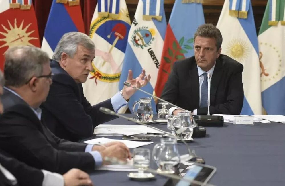 Gerardo Morales y Sergio Massa, en la reunión que mantuvo el ministro de Economía con los gobernadores del norte. (Archivo / Télam)
