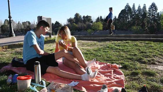Más allá de “En septiembre tú fuiste mía”: otras canciones que celebran la primavera para ambientar tus publicaciones