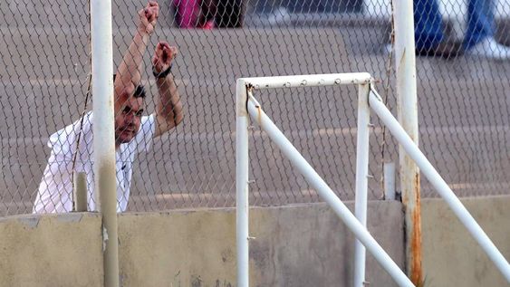 Arias espera por un volante y un delantero