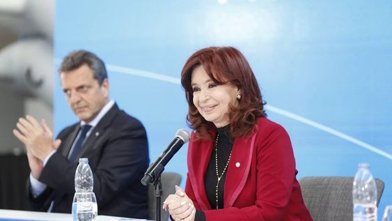 Cristina Kirchner y Sergio Massa en un acto en Ezeiza donde recordó los 15 años de la reestatización de Aerolíneas Argentinas y se presentó un moderno simulador de vuelos. Foto: Prensa Cristina Kirchner