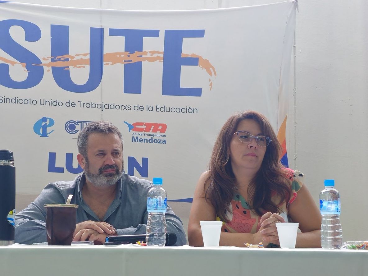 El secretario general del SUTE, Gustavo Correa, encabezó el plenario provincial en Luján.&nbsp;