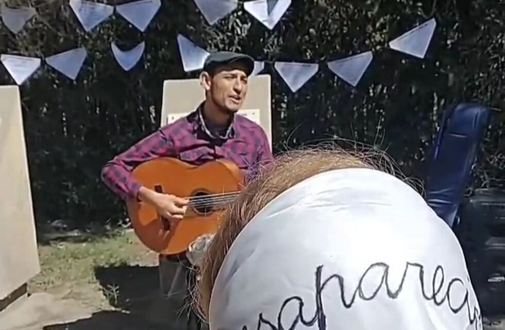 Nahuel Jofré cantó en el acto en memoria de los sancarlinos Rodolfo García y Norberto Beto Campos, víctimas de la última dictadura.